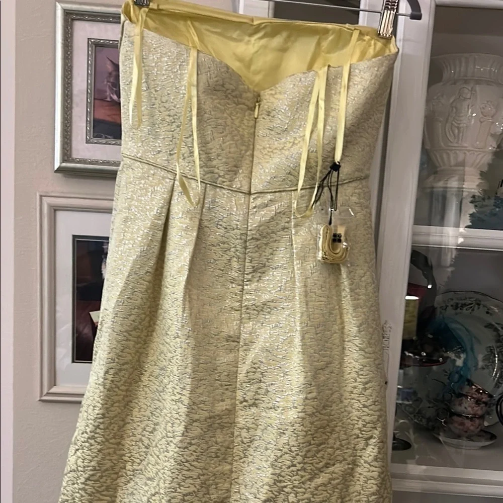 BCBG Maxazria  Strapless pale yellow and silver metallic Dress size 6 never worn